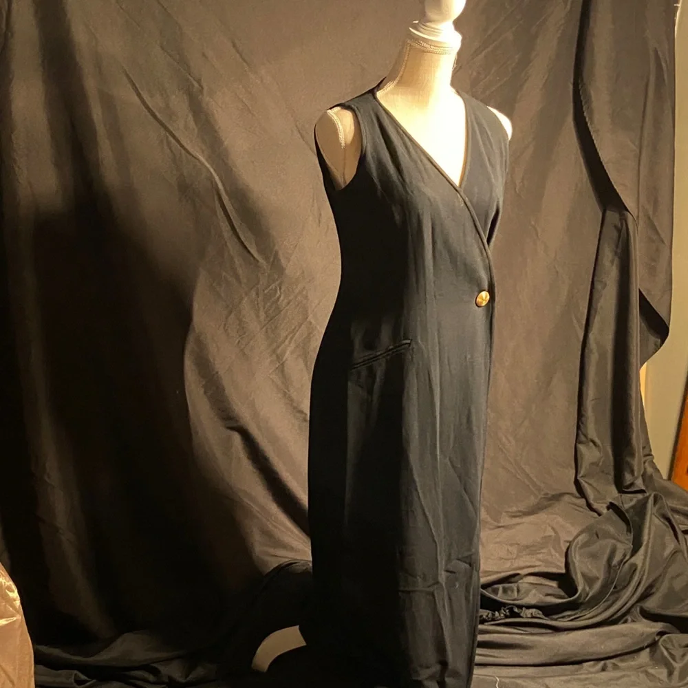 Elegant Black Wrap Midi Dress - Picture 2 of 11